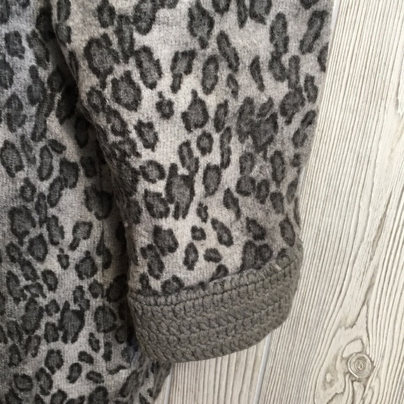 JH Collectibles Woman Gray Animal Print Wool Cardigan - Picture 5 of 10